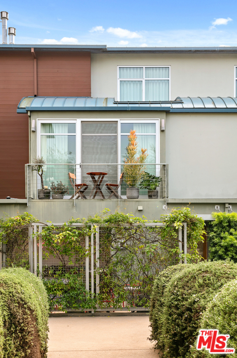 512 Brooks Avenue, Unit 4 Venice, CA 90291 - Photo 24 of 25 a view of swimming pool with outdoor seating