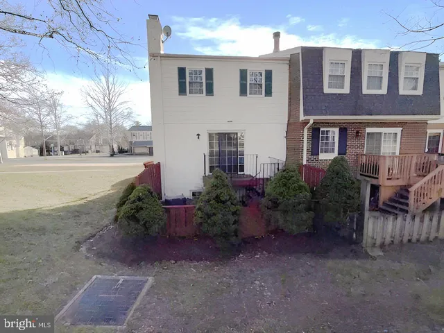 a view of a house with backyard and garden