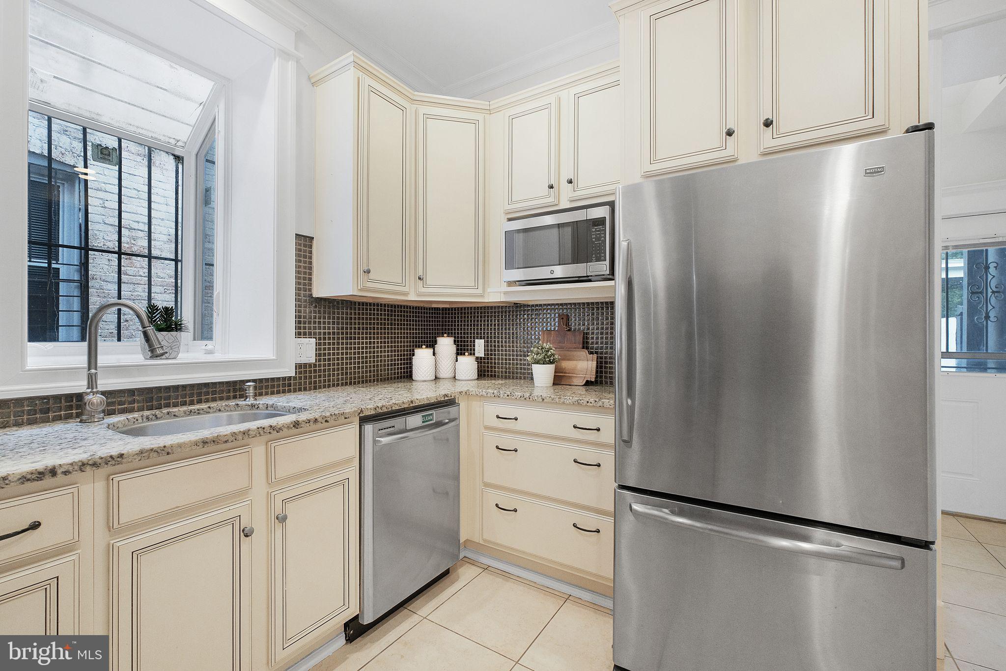 2803 North Capitol Street Northeast Washington, DC 20002 - Photo 5 of 37 Kitchen w/ Box Window