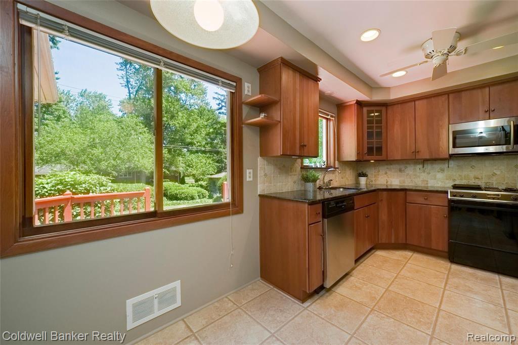 28390 Farmington Road Farmington Hills, MI 48334 - Photo 5 of 37