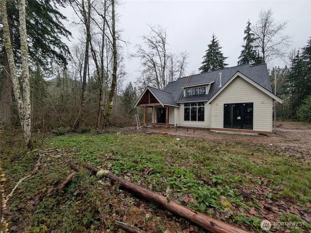 a view of a house with backyard