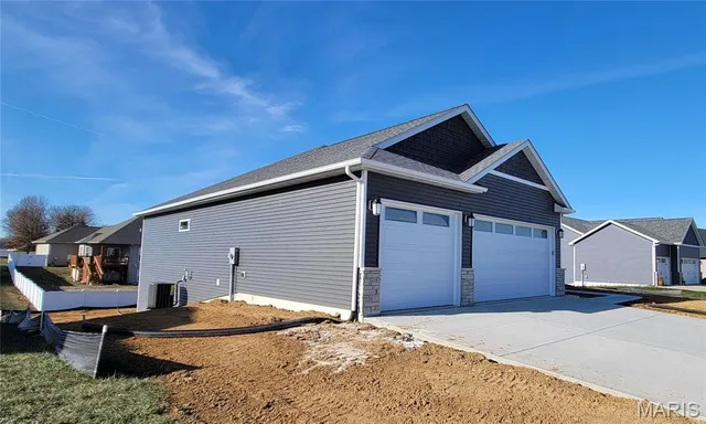 $558,000 | 1447 Guilford Place, Troy, IL 62294