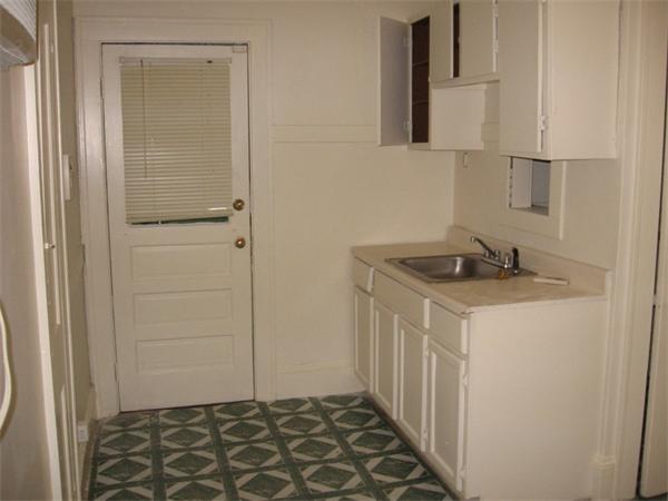 16 Banner Street Springfield, MA 01151 - Photo 4 of 10