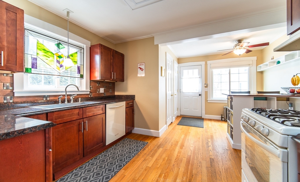 48 Perkins Street Springfield, MA 01118 - Photo 6 of 37