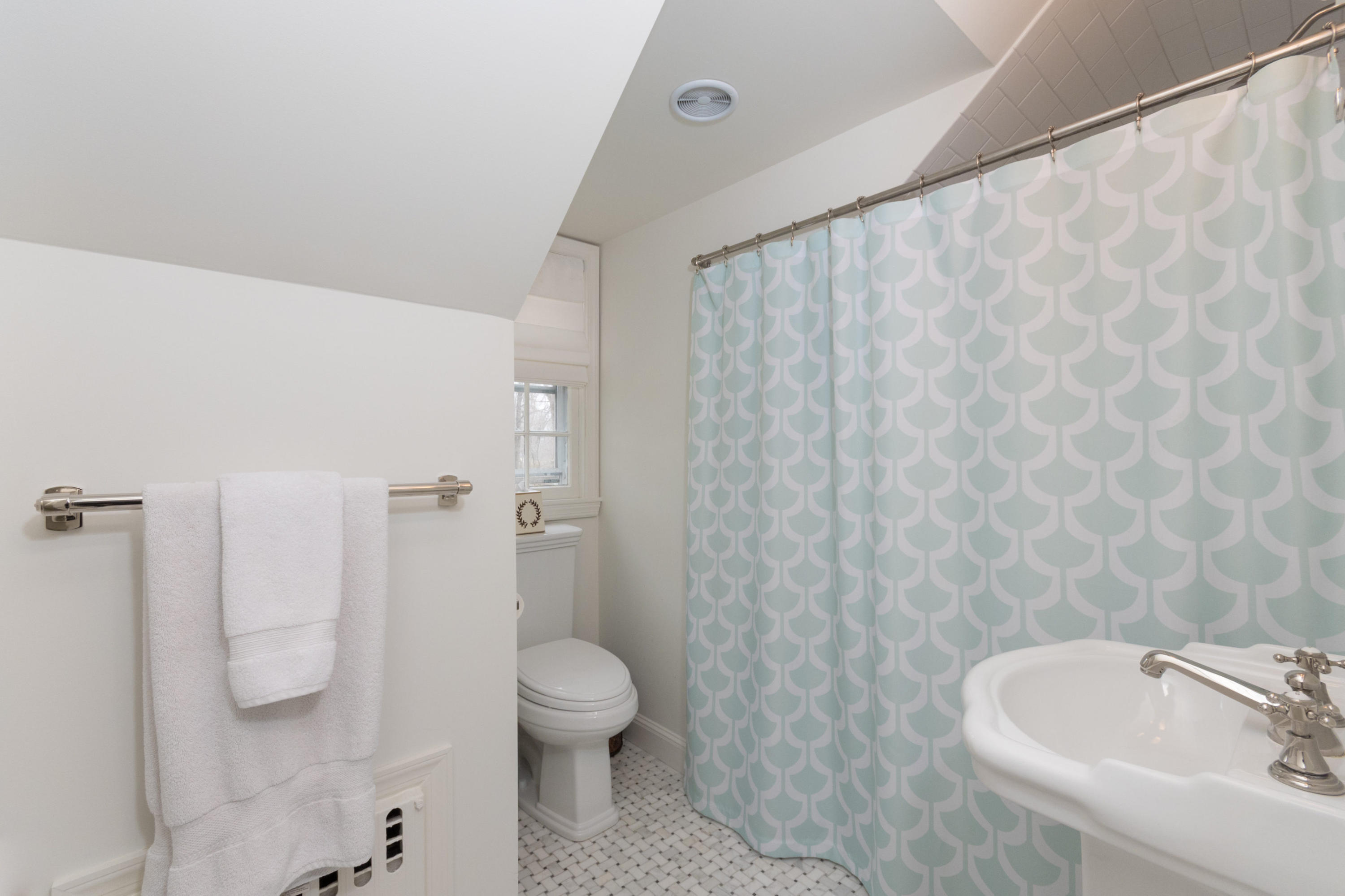 17 Point O Woods Road Darien, CT 06820 - Photo 29 of 44 a bathroom with a toilet and a sink