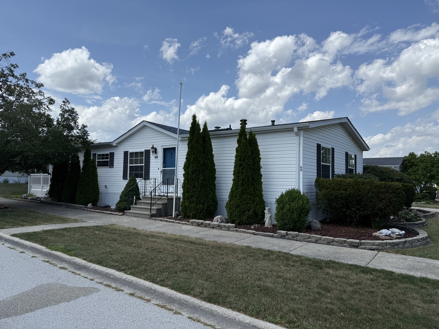 a view of a house with backyard and garden