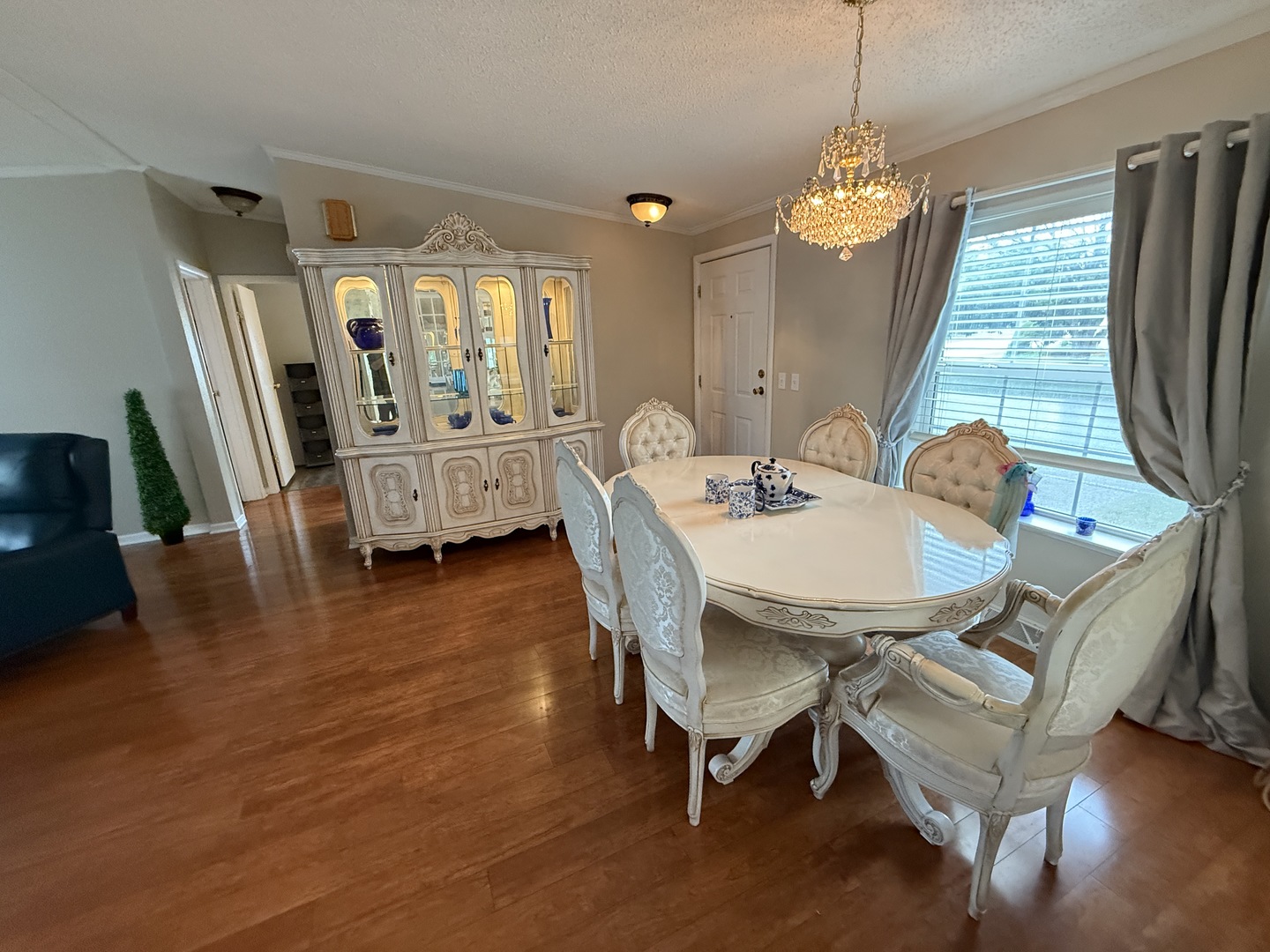 69 Petunia Circle Matteson, IL 60443 - Photo 14 of 25 a dining room with furniture a chandelier and wooden floor