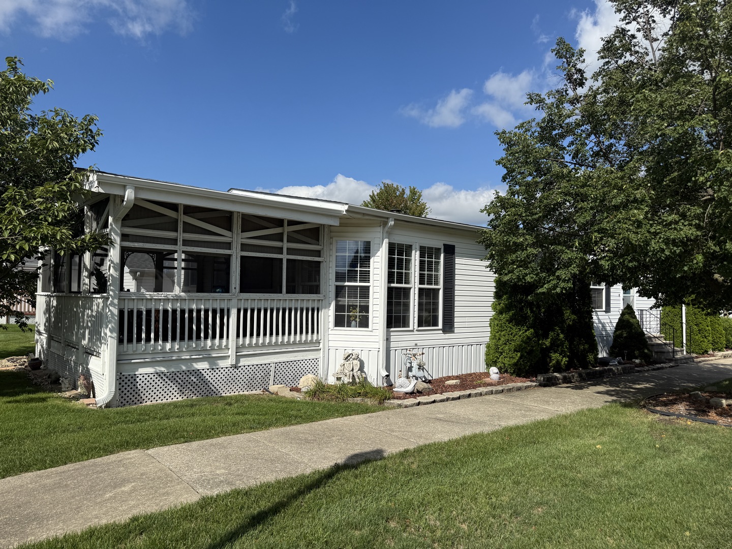 69 Petunia Circle Matteson, IL 60443 - Photo 25 of 25 front view of a house with a yard