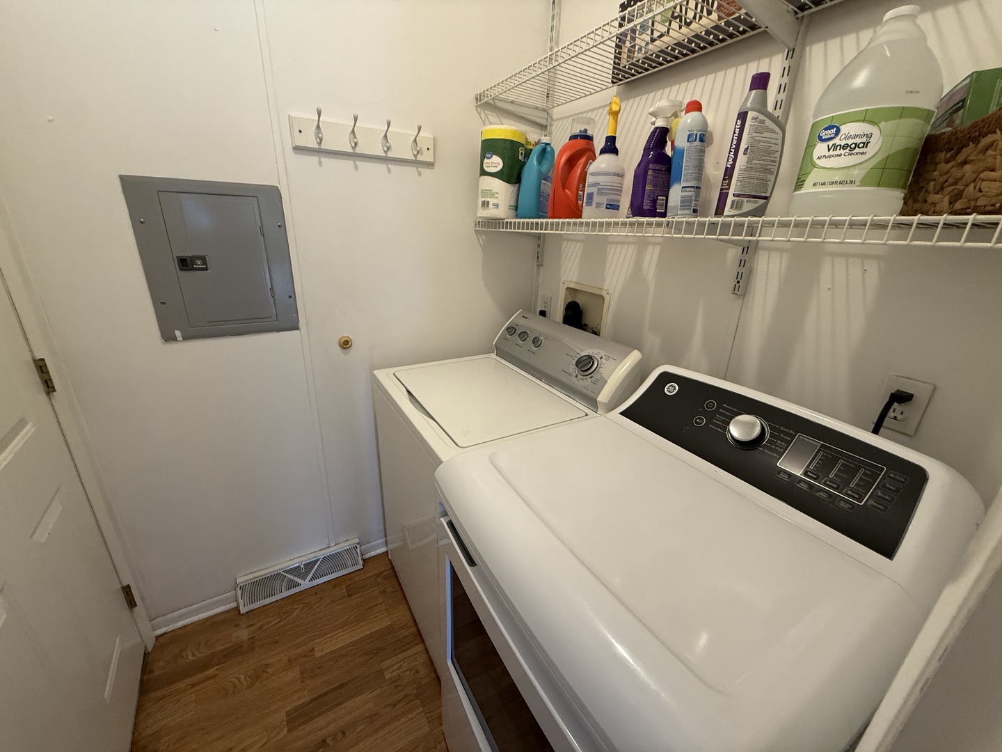 69 Petunia Circle Matteson, IL 60443 - Photo 10 of 25 a utility room with dryer and washer