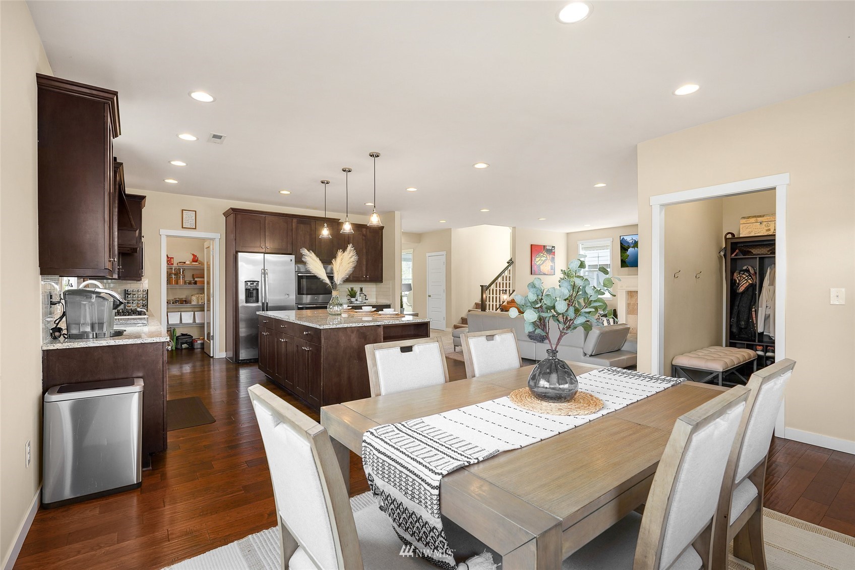 532 Ludwig Road Snohomish, WA 98290 - Photo 19 of 40 a kitchen with a table and chairs