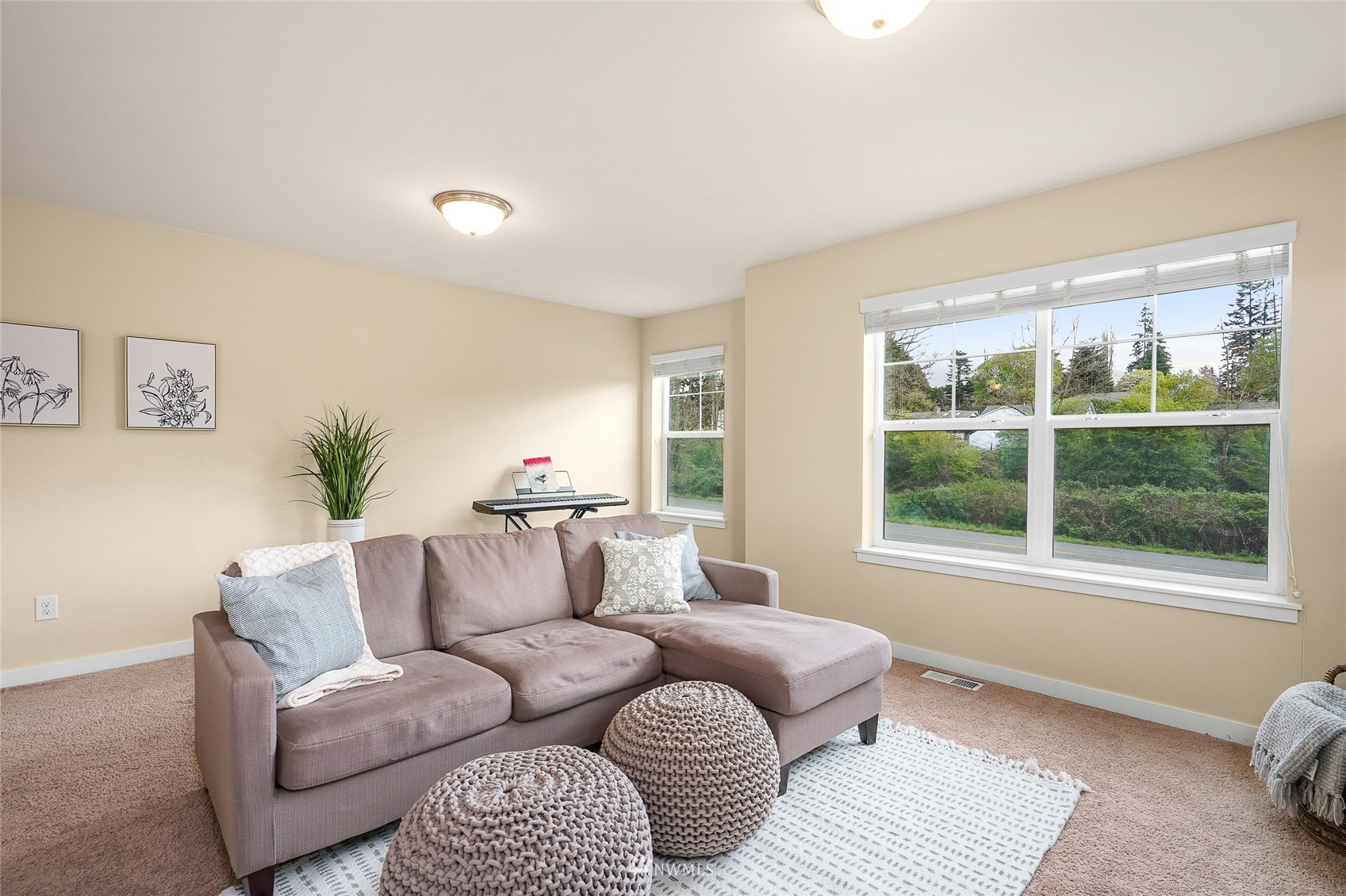 532 Ludwig Road Snohomish, WA 98290 - Photo 26 of 40 a living room with furniture and a window