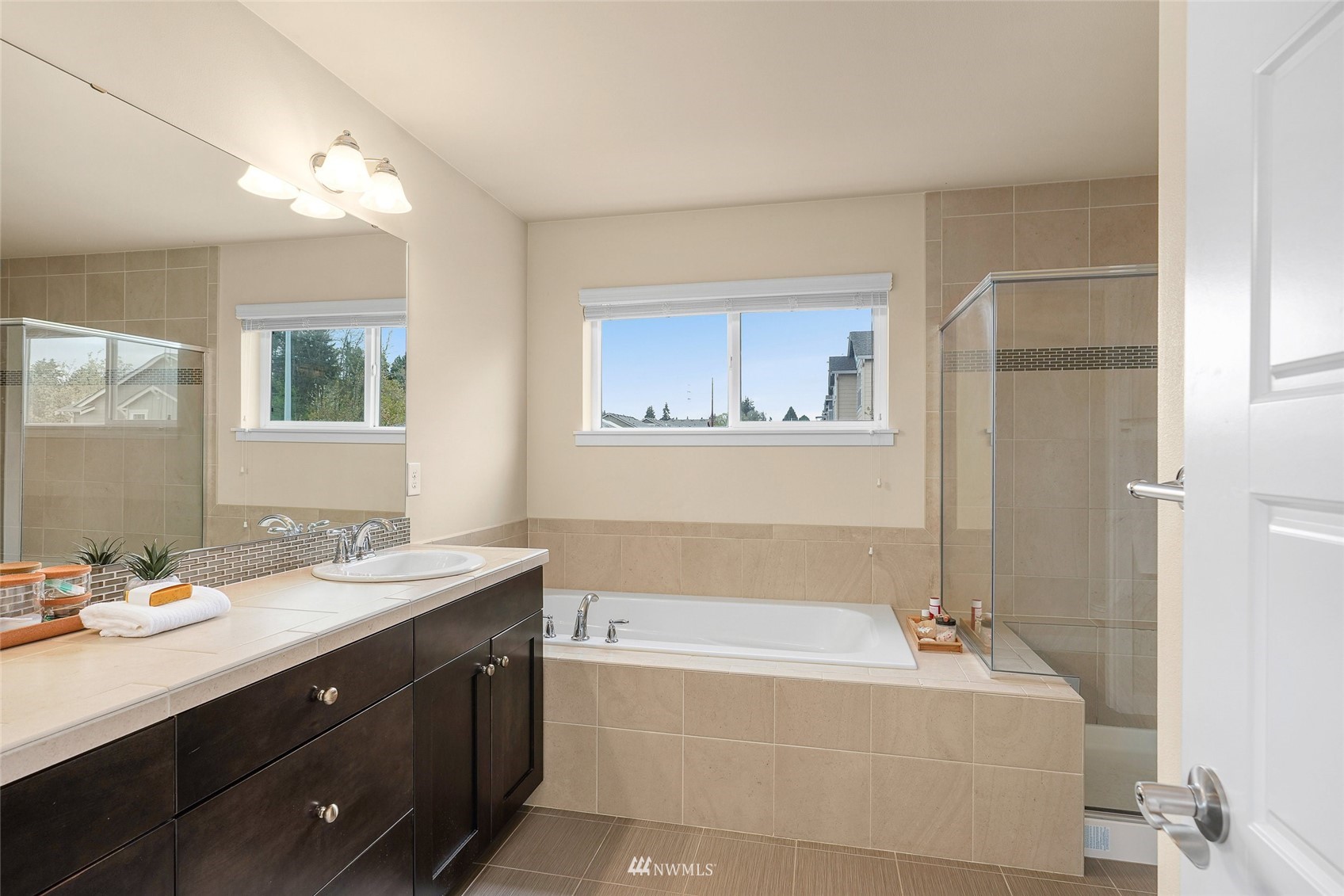 532 Ludwig Road Snohomish, WA 98290 - Photo 29 of 40 a bathroom with a tub a sink and mirror