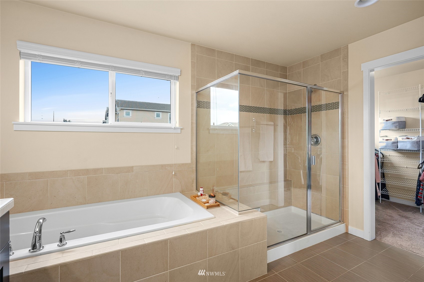 532 Ludwig Road Snohomish, WA 98290 - Photo 30 of 40 a bathroom with a bathtub and a sink