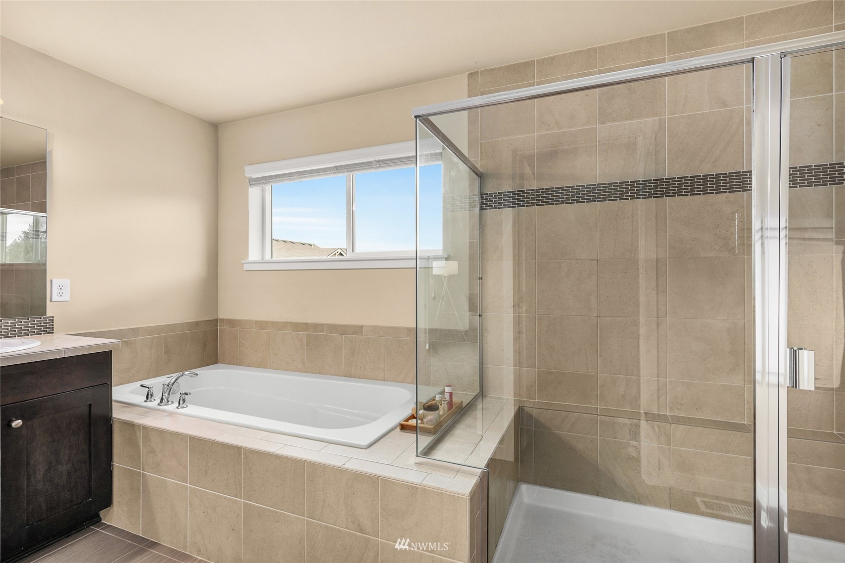 532 Ludwig Road Snohomish, WA 98290 - Photo 31 of 40 a bathroom with a tub and shower
