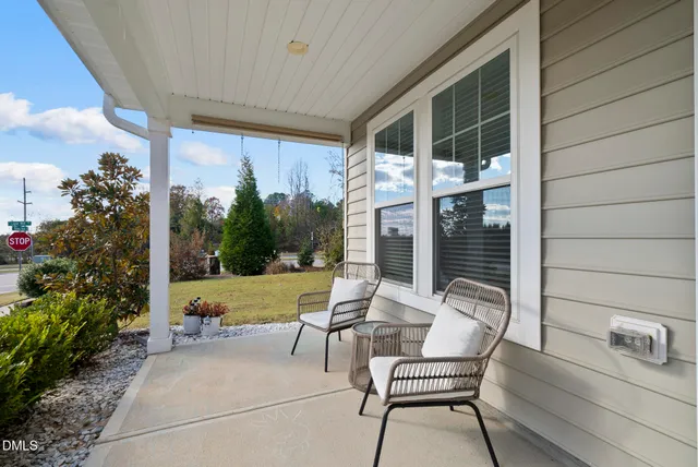 a picture of a book shelf