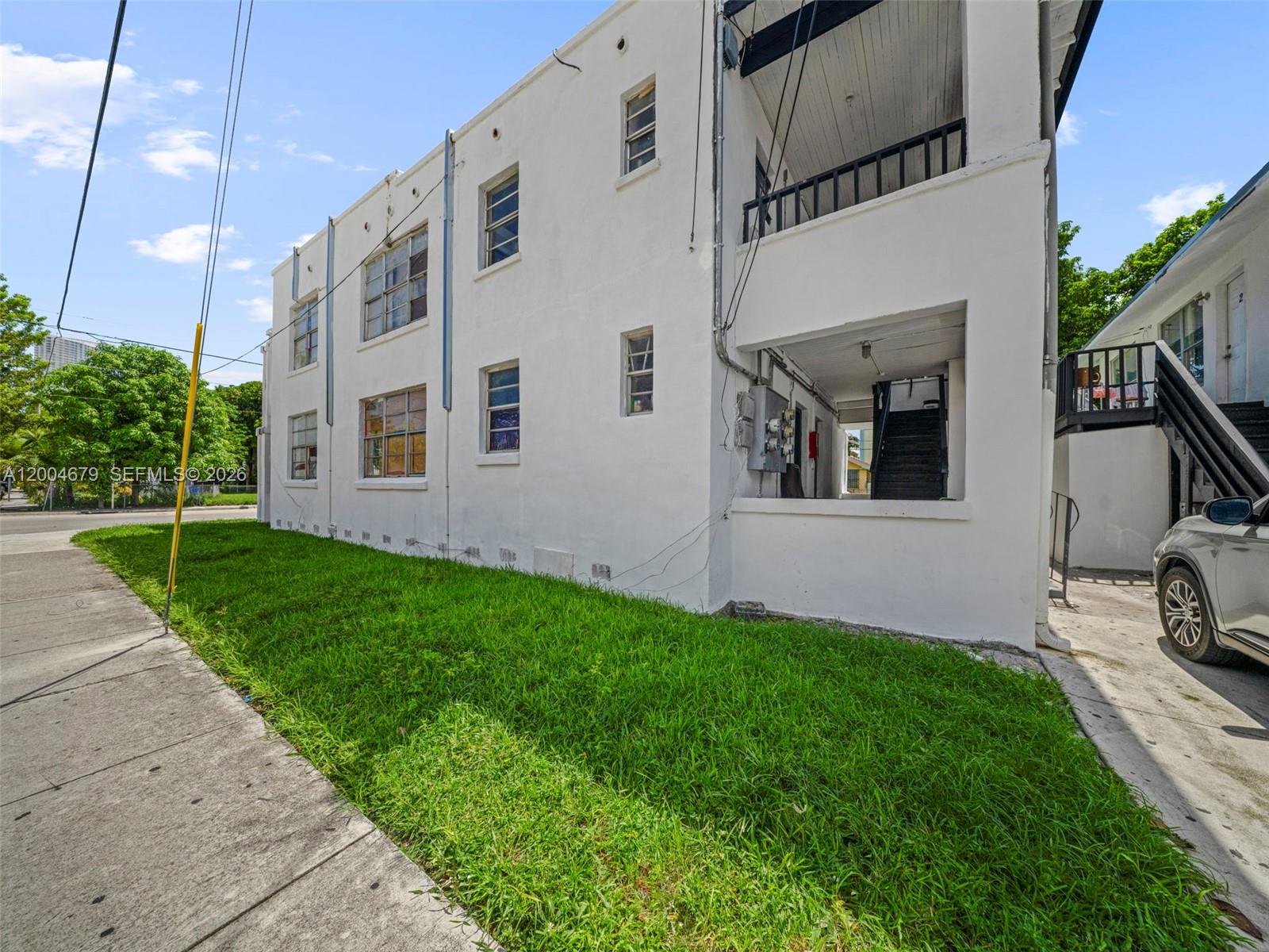 500 Southwest 8th Street Miami, FL 33130 - Photo 4 of 33 a view of a back yard of the house
