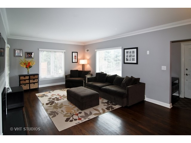 187 Akenside Road Riverside, IL 60546 - Photo 2 of 18