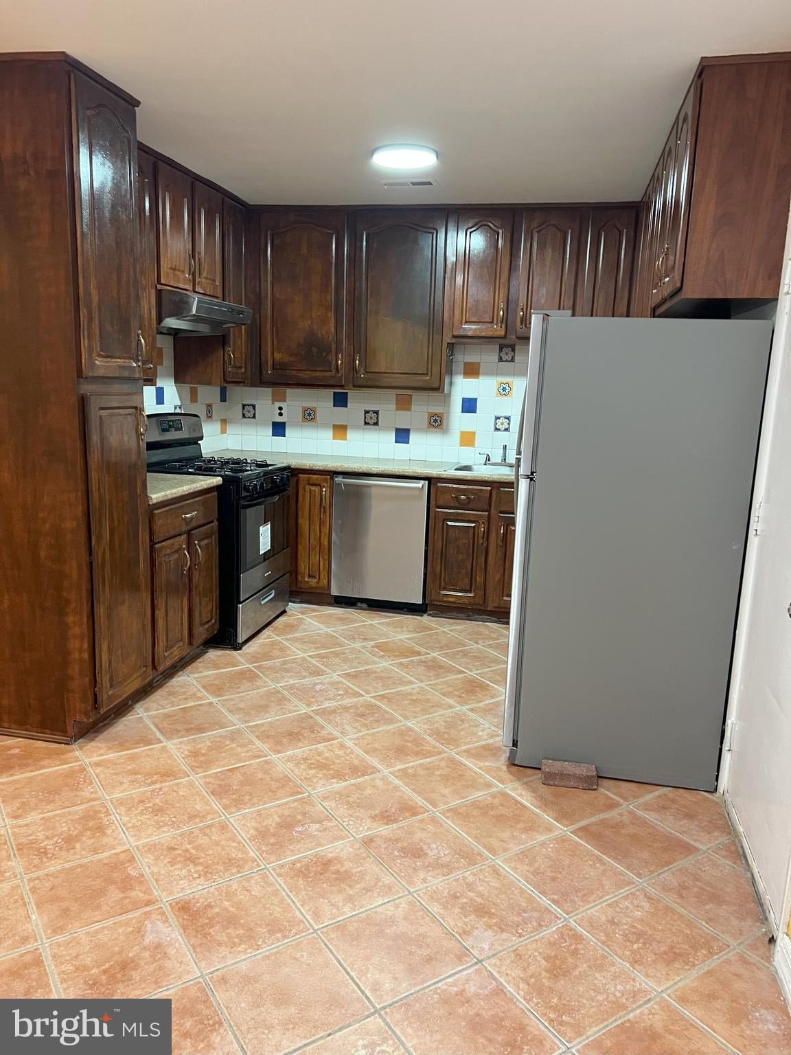 109 Pebble Road East Windsor, NJ 08520 - Photo 15 of 61 a kitchen with granite countertop a refrigerator stove top oven and cabinets