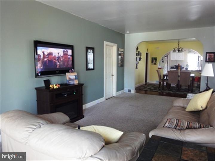 142 Yale Road Audubon, NJ 08106 - Photo 5 of 25 Living Room