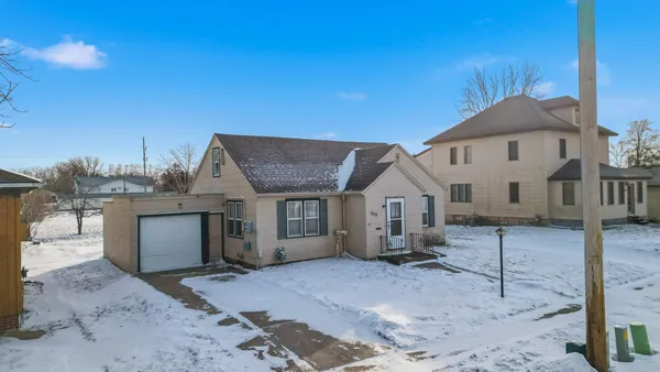 $143,300 | 809 3rd Street Southwest, Waseca, MN 56093