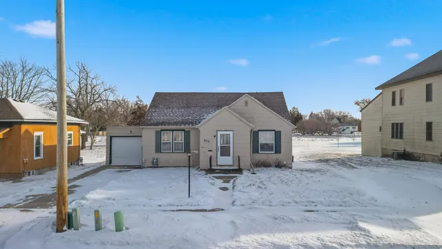 $144,900 | 809 3rd Street Southwest, Waseca, MN 56093