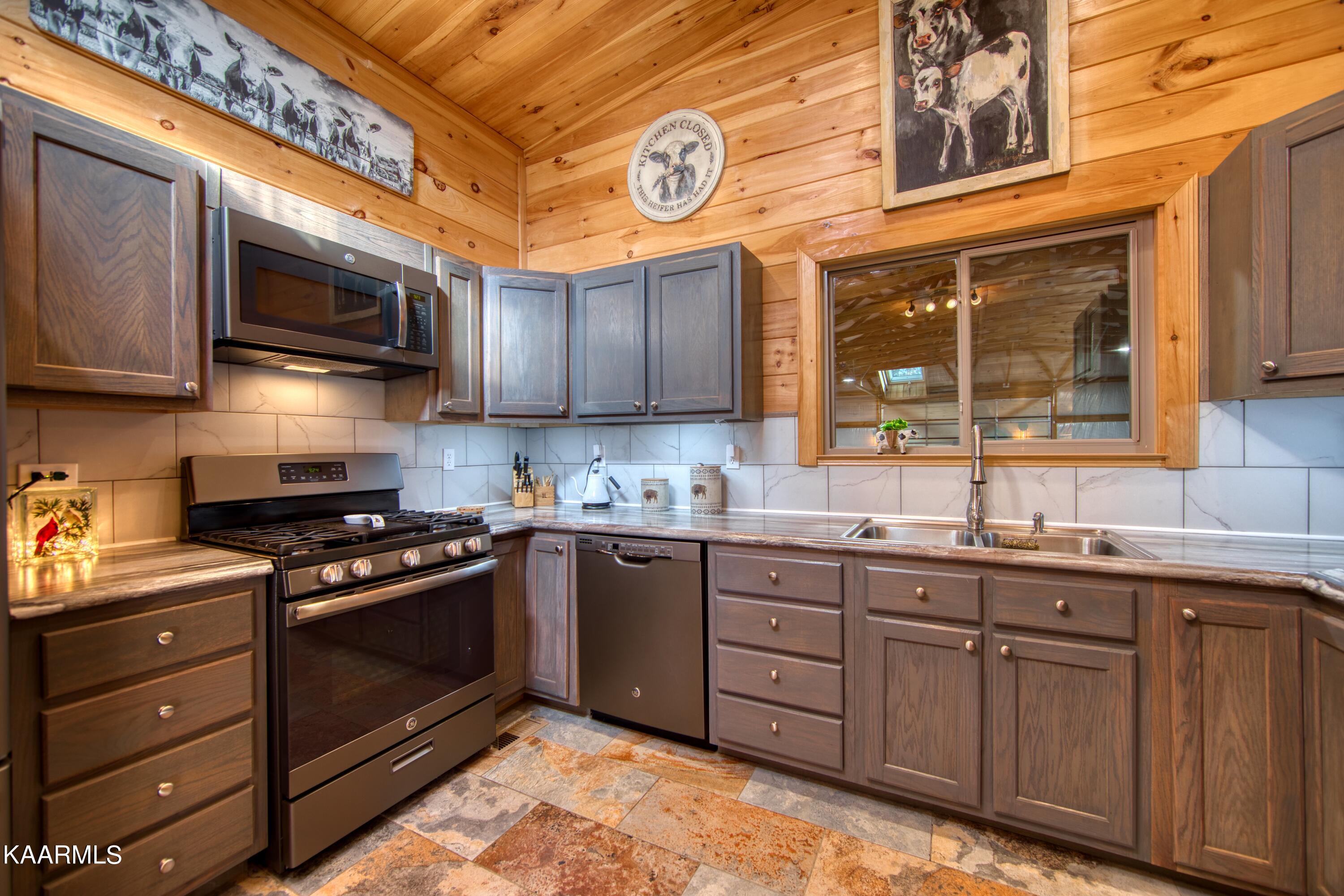 328 Briar Point Road Allardt, TN 38504 - Photo 6 of 14 EK3A5551