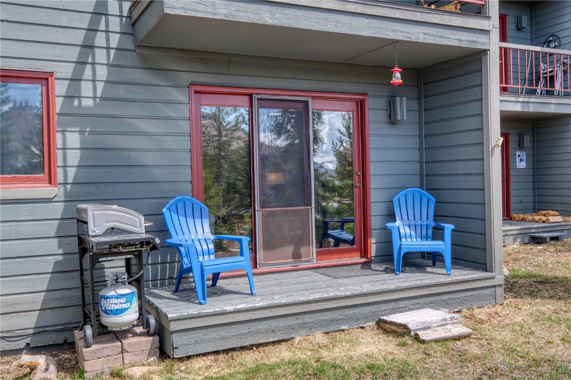 94300 Ryan Gulch Road, Unit 94302 Silverthorne, CO 80498 - Photo 21 of 33 a backyard of a house with seating space