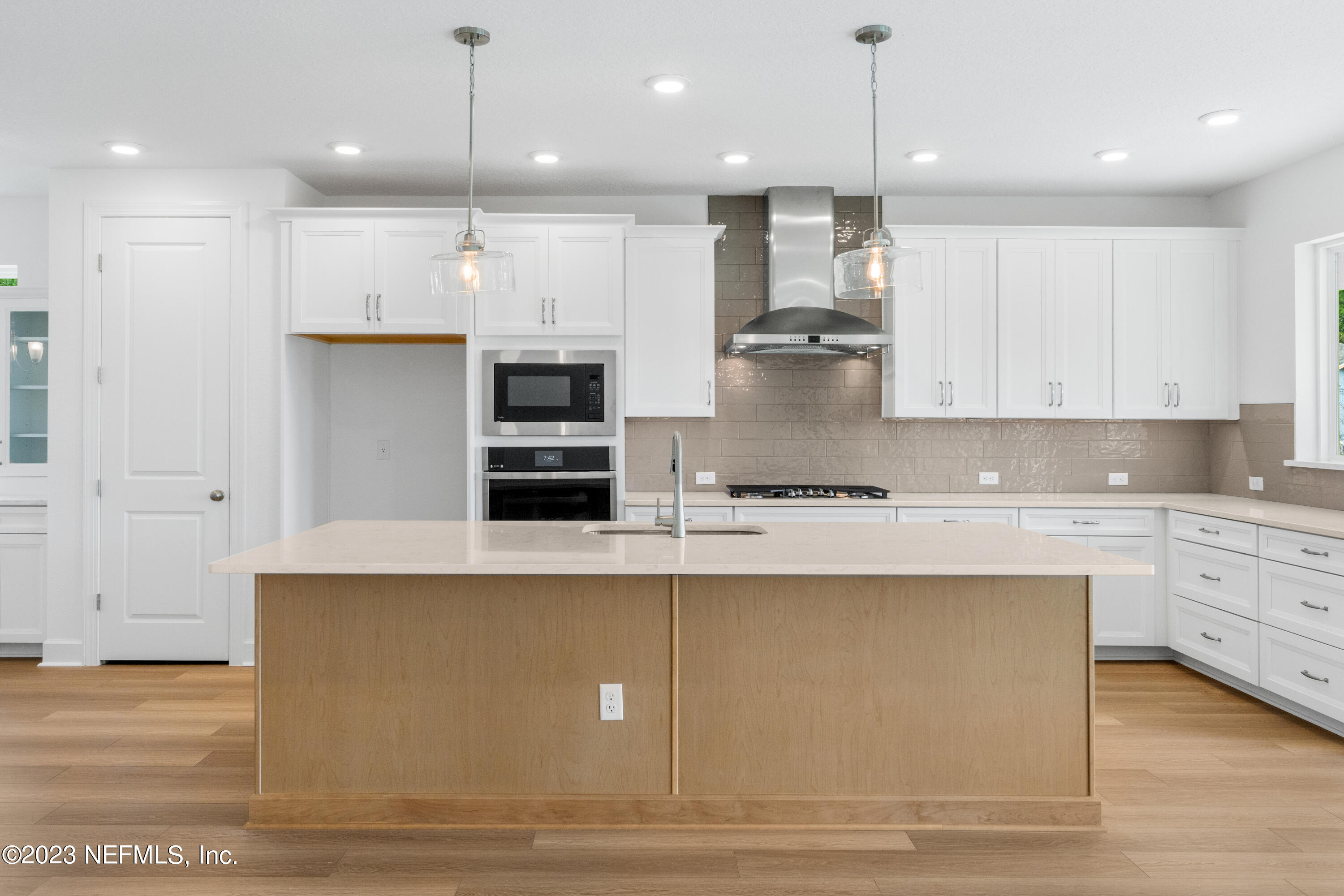 25 Shipman Court St. Augustine, FL 32092 - Photo 2 of 12 a large kitchen with cabinets
