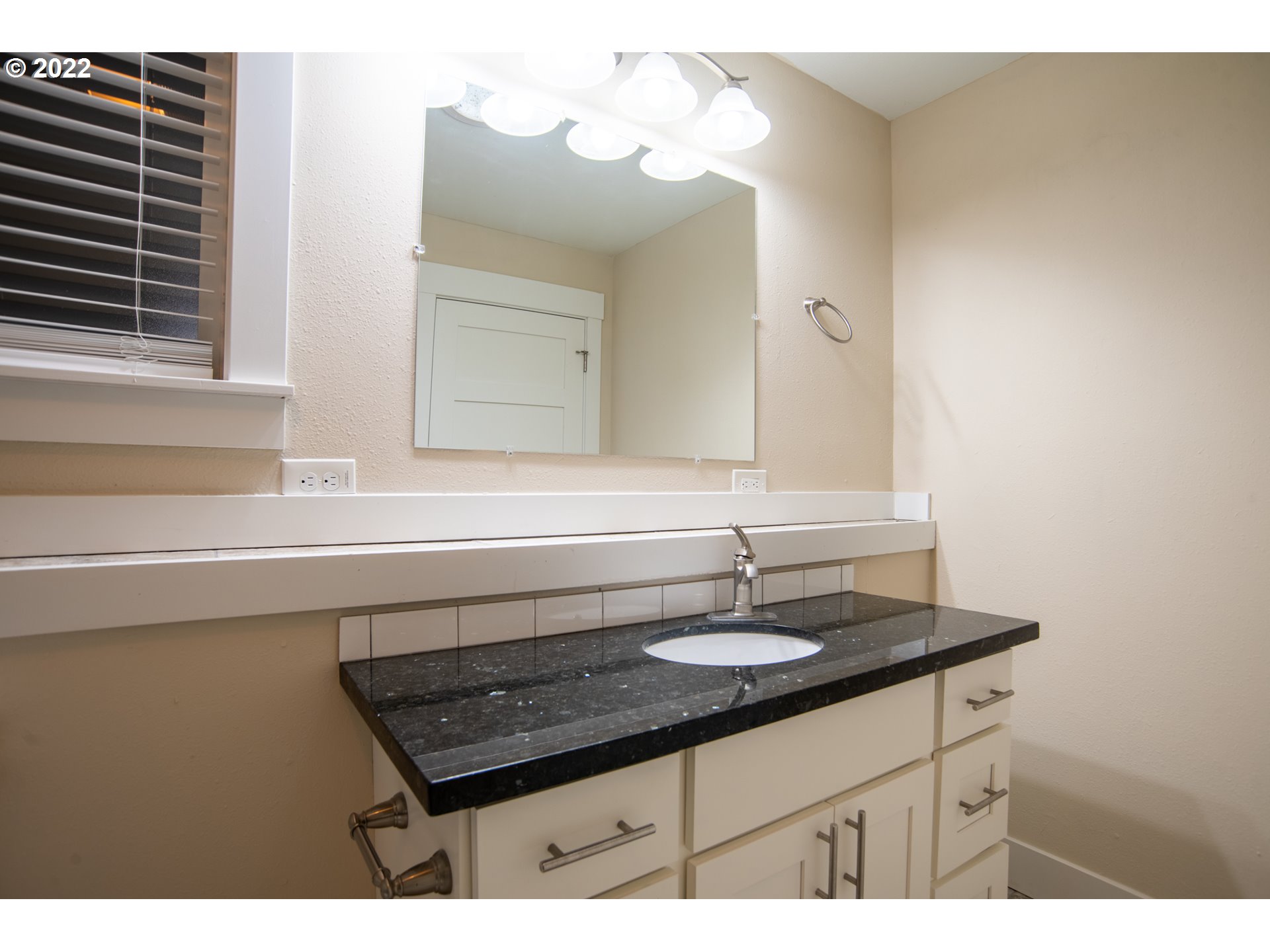2424 Greentree Road Lake Oswego, OR 97034 - Photo 10 of 32 Gallery Image 10