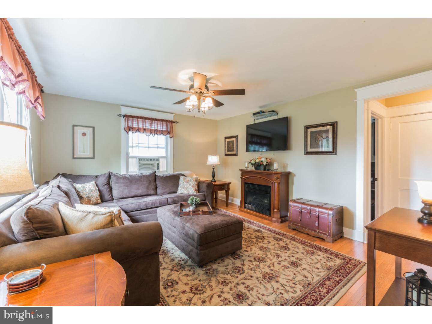 324 Garden Road Springfield, PA 19064 - Photo 4 of 25 Living Room