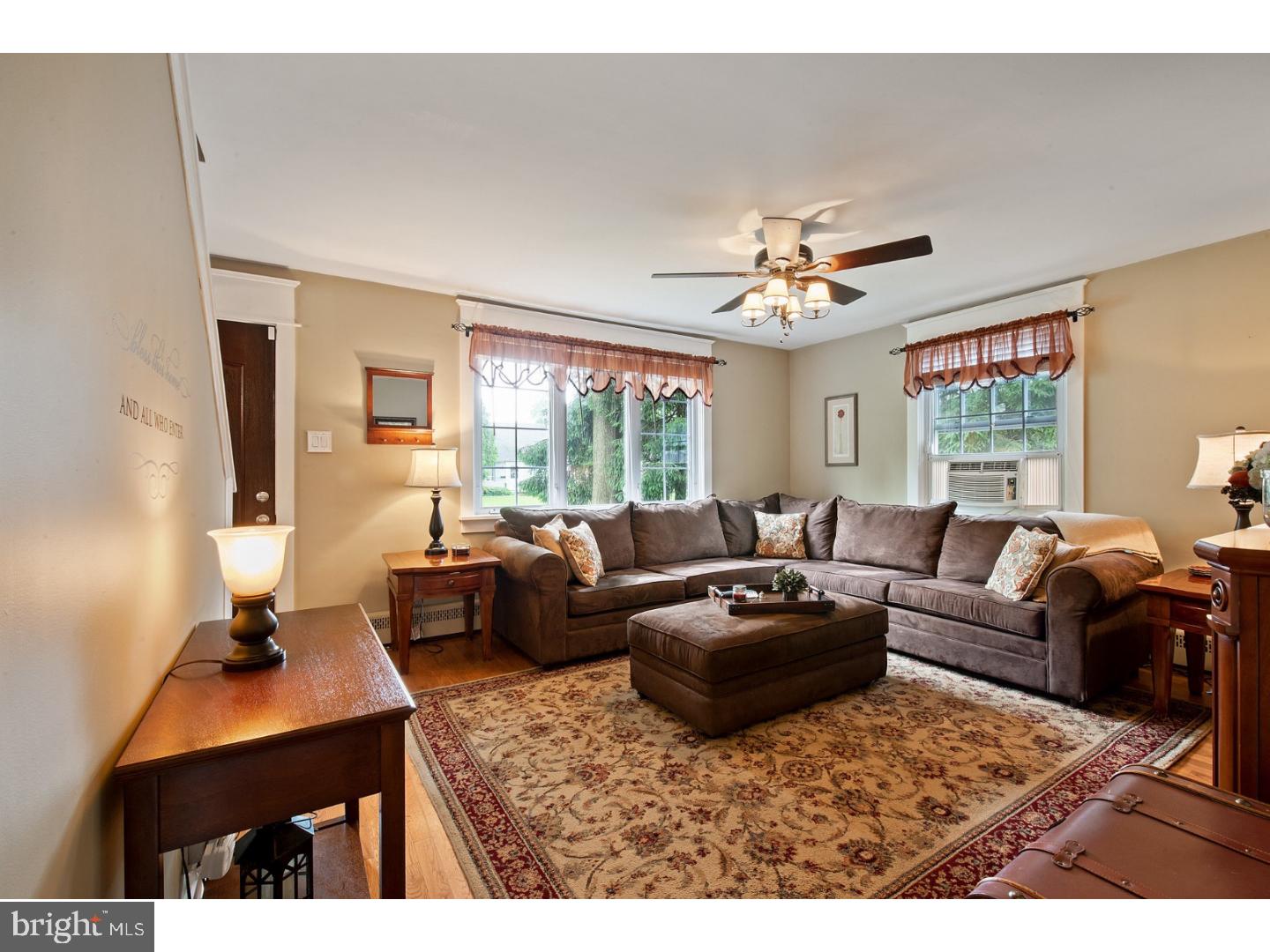 324 Garden Road Springfield, PA 19064 - Photo 5 of 25 Living Room