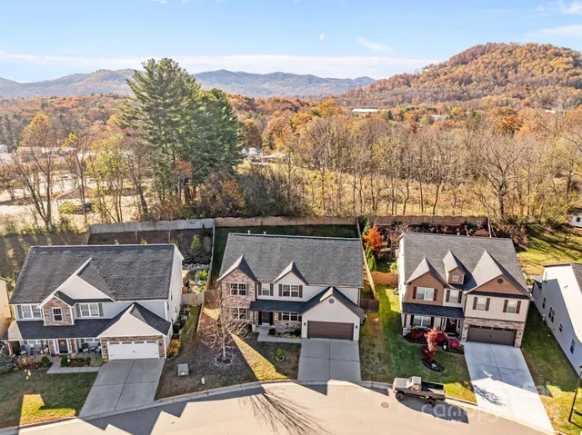 an aerial view of houses with a outdoor space
