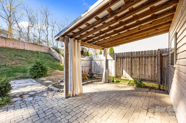 a view of backyard with small cabin