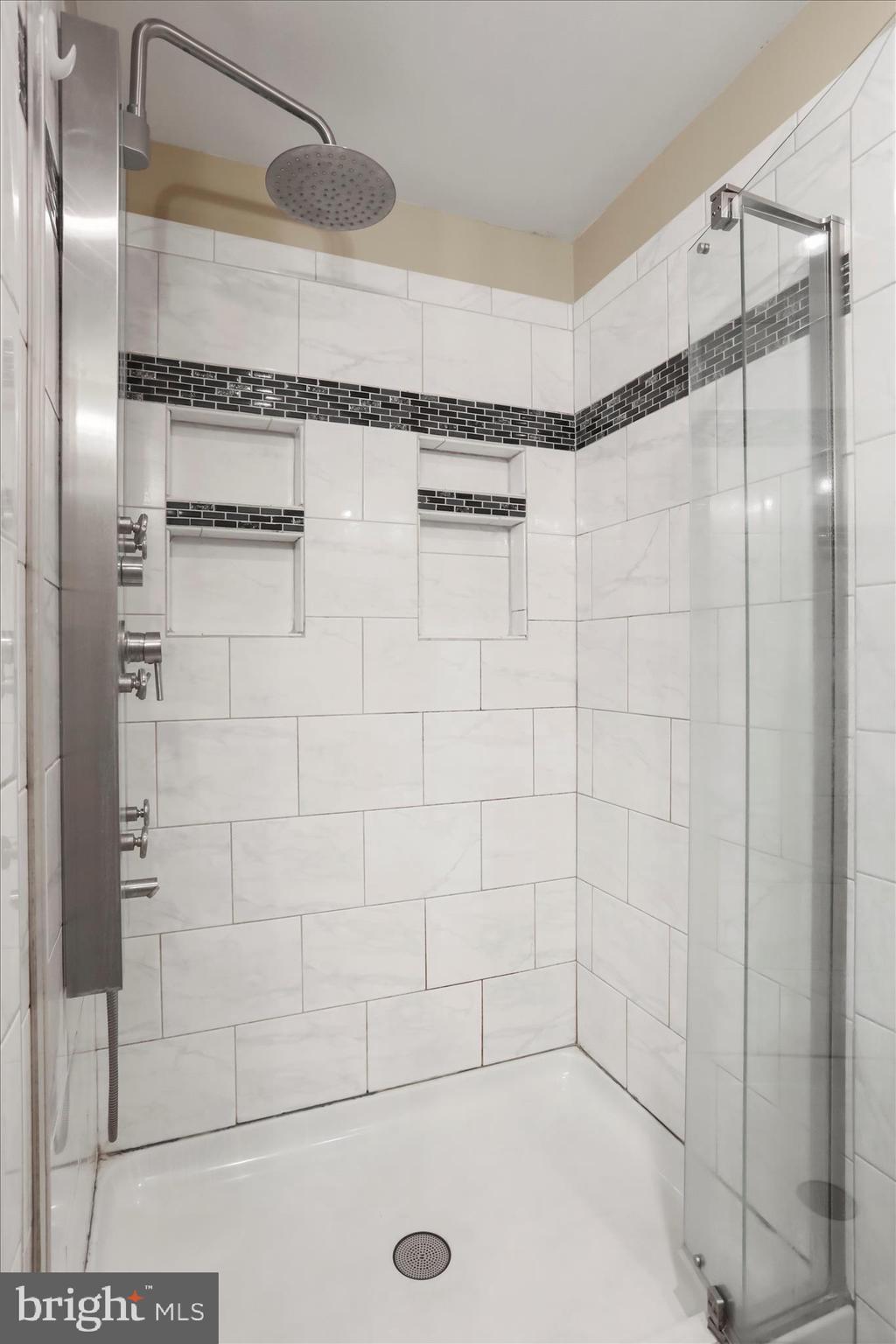 24744 Raven Rock Road Smithsburg, MD 21783 - Photo 30 of 49 a bathroom with a shower