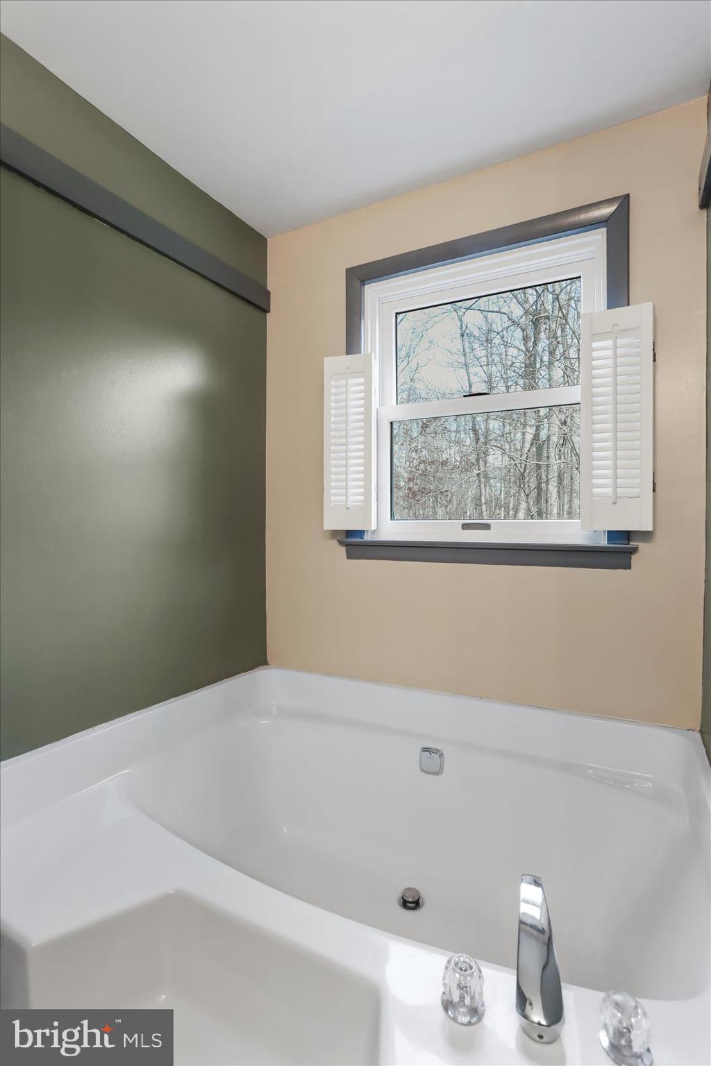 24744 Raven Rock Road Smithsburg, MD 21783 - Photo 31 of 49 a bathroom with a bathtub