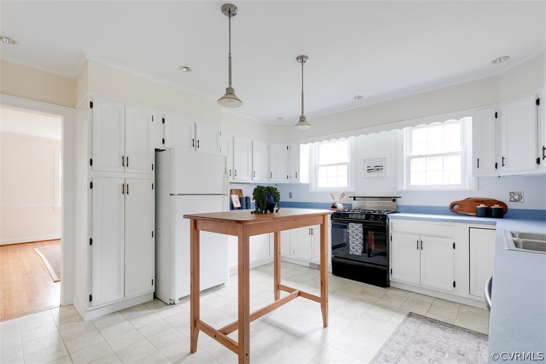 4801 Coleman Road Richmond, VA 23230 - Photo 19 of 42 Great natural light and flow into the dining, family room or front foyer.