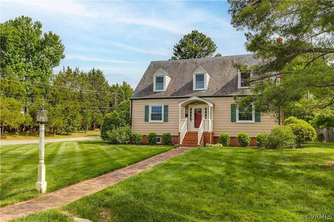 4801 Coleman Road Richmond, VA 23230 - Photo 3 of 42 The generous front yard features lush landscaping.