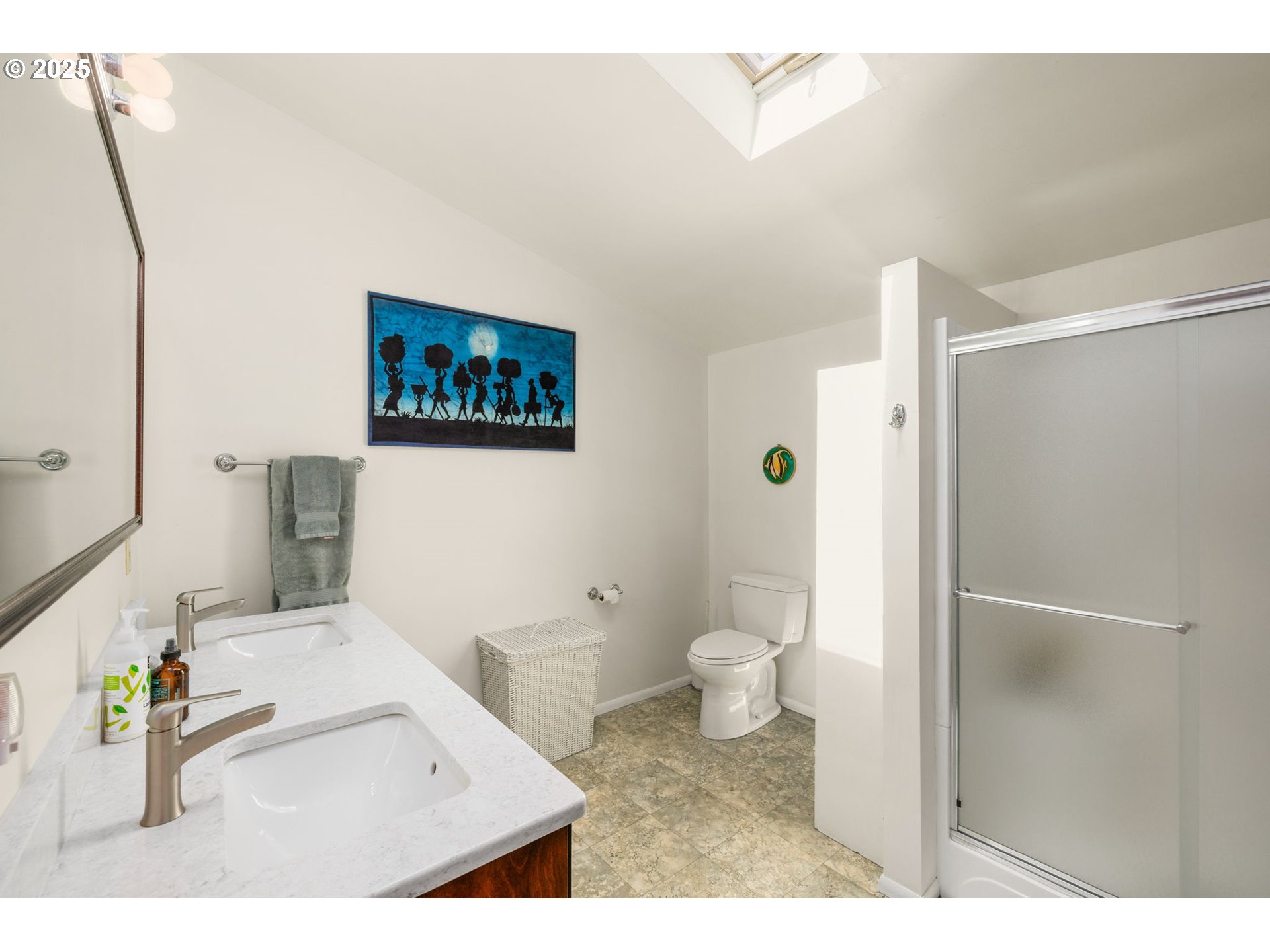 5959 Southwest Brugger Street Portland, OR 97219 - Photo 20 of 40 Bathroom