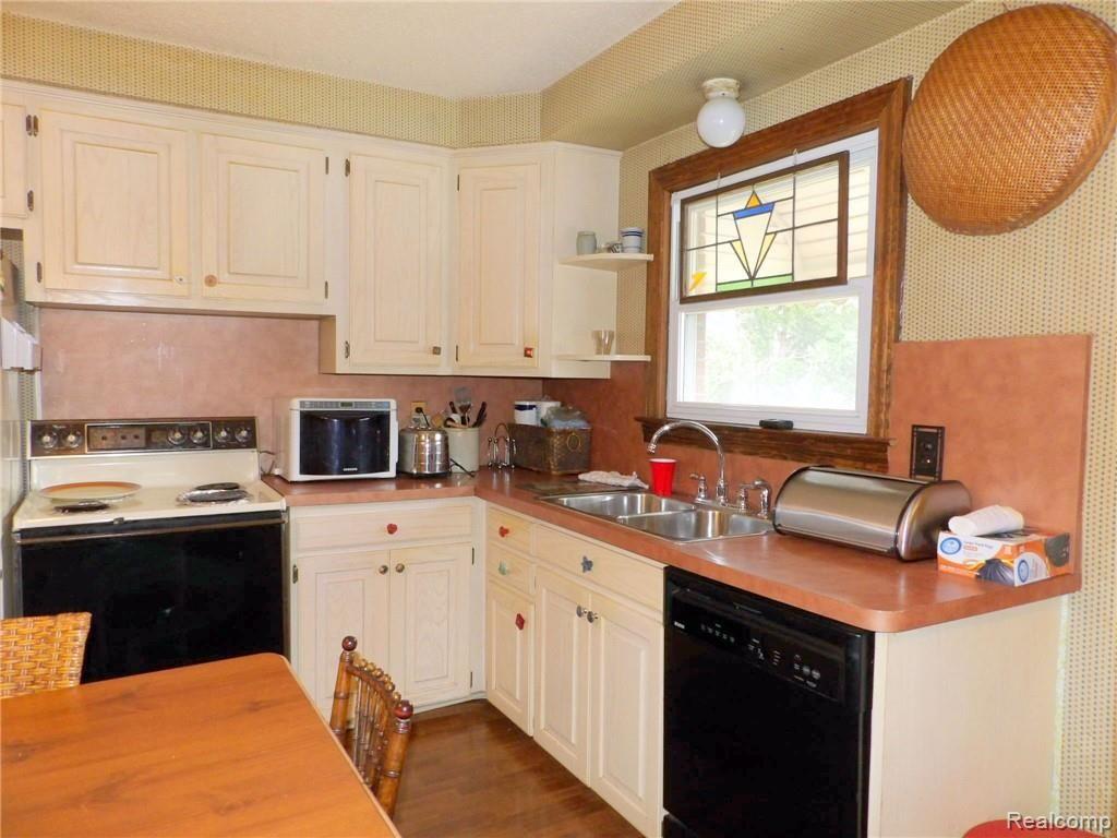 18787 Wick Road Allen Park, MI 48101 - Photo 15 of 28 The kitchen features light oak raised panel cabs, built-in dishwasher and double stainless steel sink with disposal!