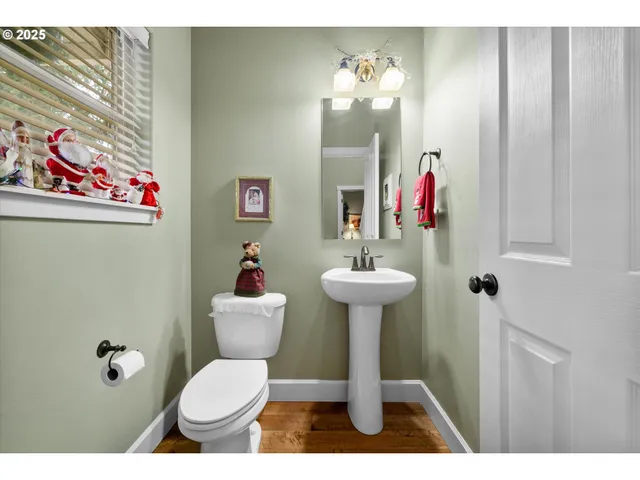 a view of entryway with kitchen view