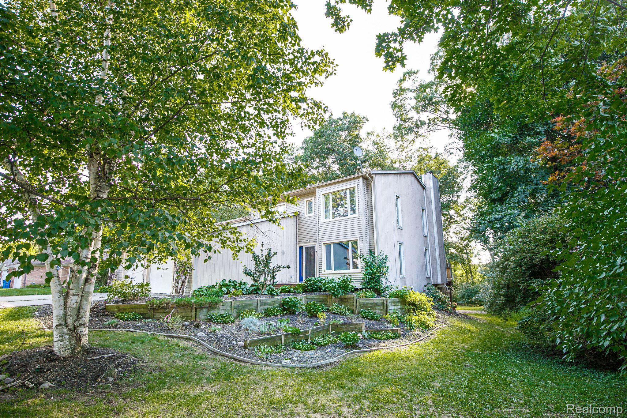 2185 Fortress Road Waterford, MI 48329 - Photo 1 of 49 Gallery Image 1