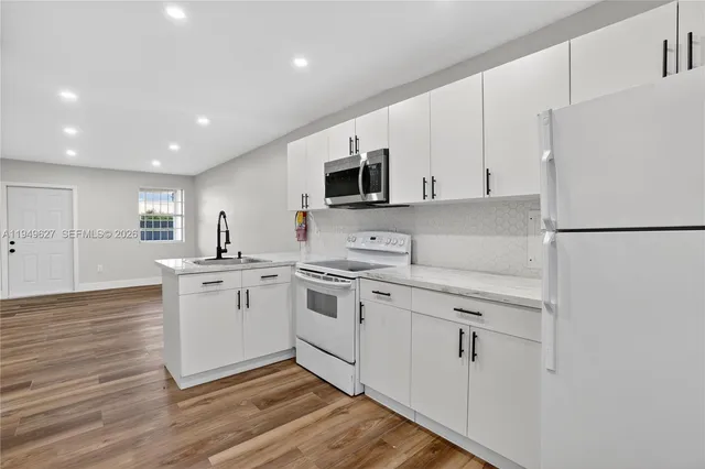 $2,300 | 4801 Northwest 33rd Avenue, Unit 4801, Miami, FL 33142