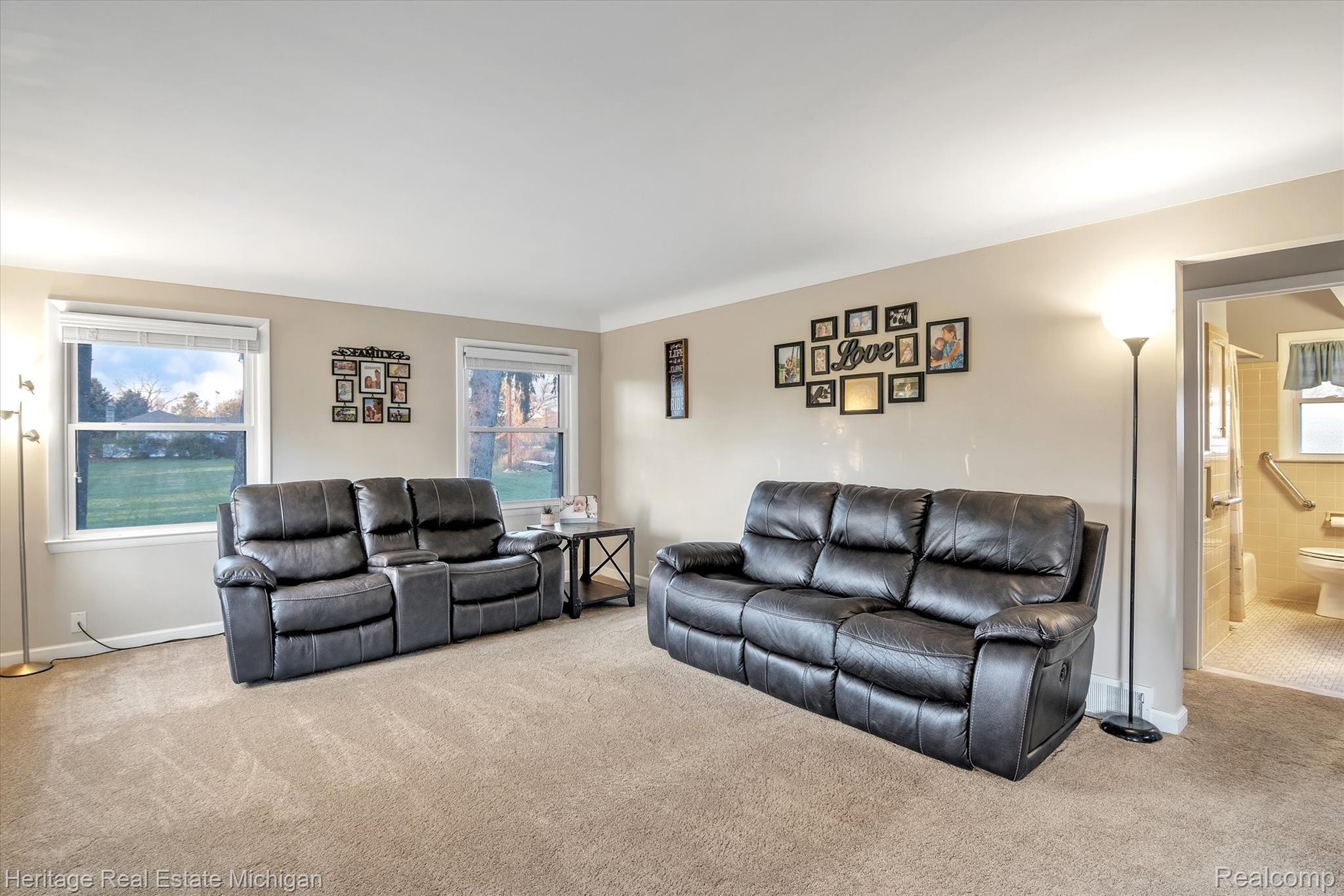11491 South New Lothrop Road Durand, MI 48429 - Photo 2 of 37 Living room