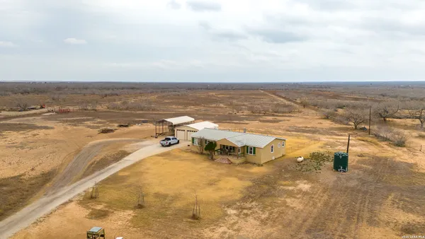 $400,000 | 905 County Road 341, Jourdanton, TX 78026