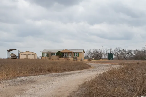 $400,000 | 905 County Road 341, Jourdanton, TX 78026