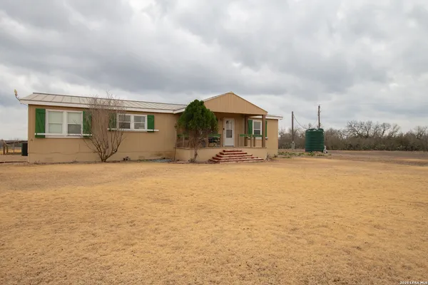 $400,000 | 905 County Road 341, Jourdanton, TX 78026