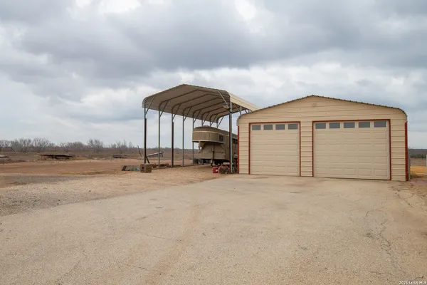 $400,000 | 905 County Road 341, Jourdanton, TX 78026