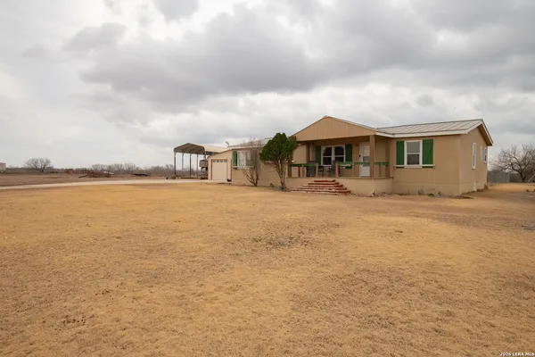 $400,000 | 905 County Road 341, Jourdanton, TX 78026