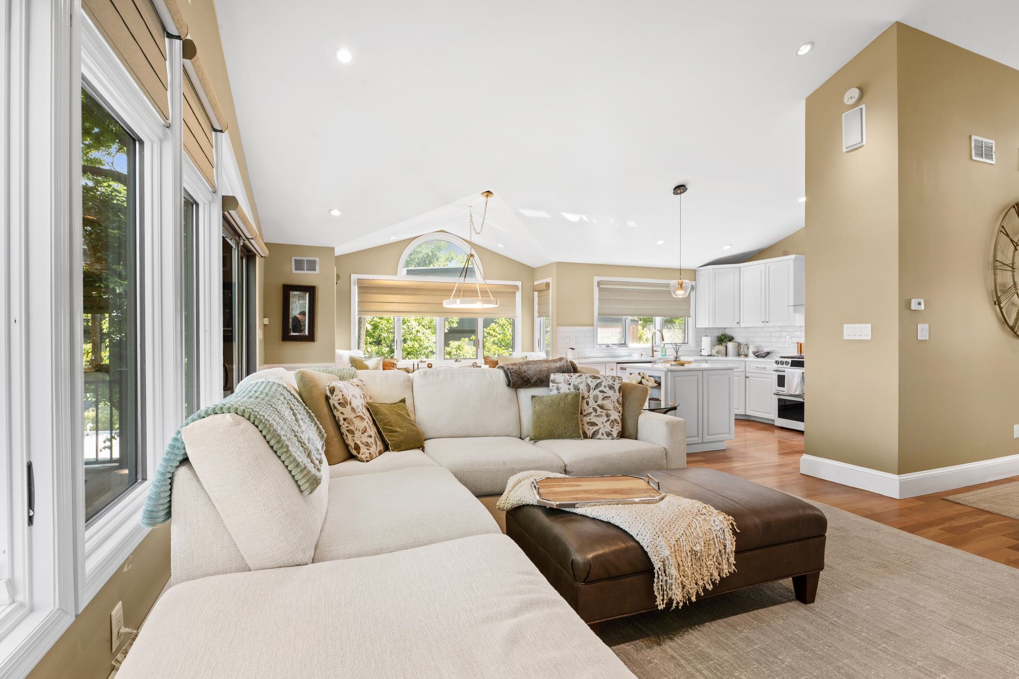 31 Colony Road Edgewater, NJ 07020 - Photo 4 of 42 Gallery Image 4