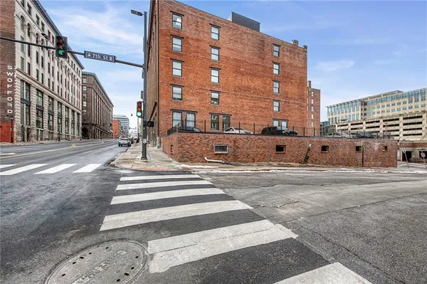 $385,000 | 712 Broadway Boulevard, Unit 503, Kansas City, MO 64105